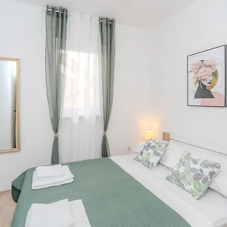 Plantosar By Interhome *