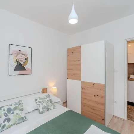Plantosar By Interhome