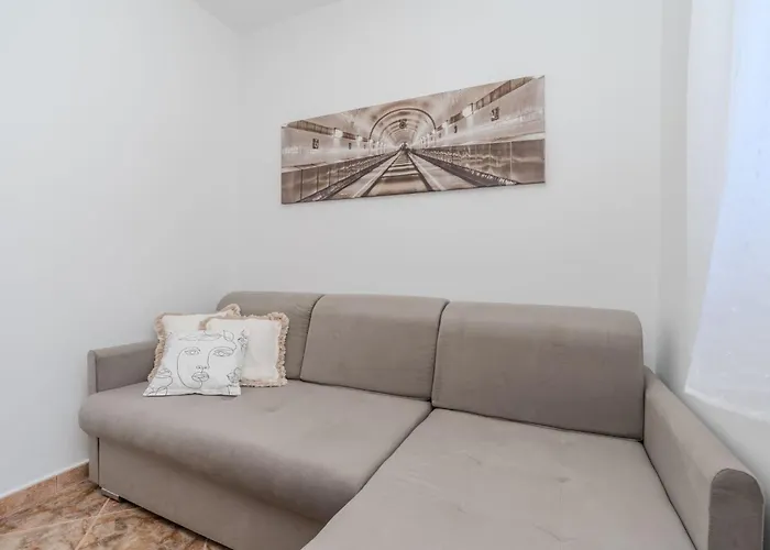 Plantosar By Interhome * فير