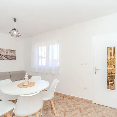 Plantosar By Interhome