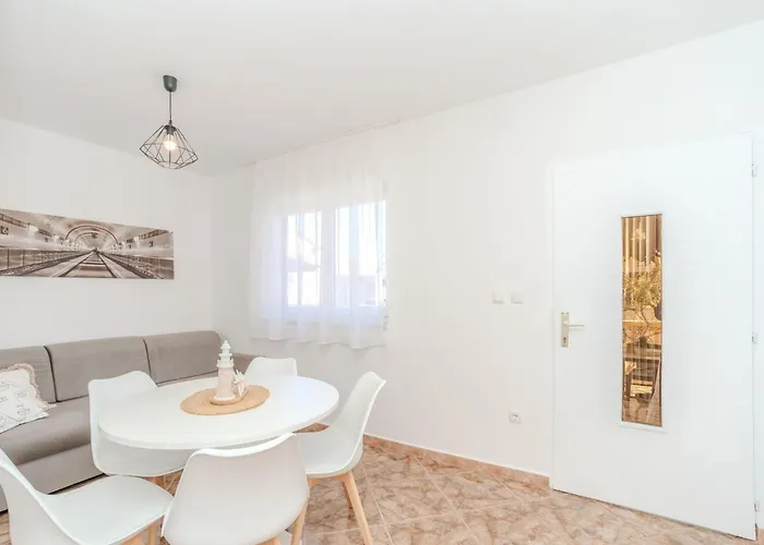 Plantosar By Interhome