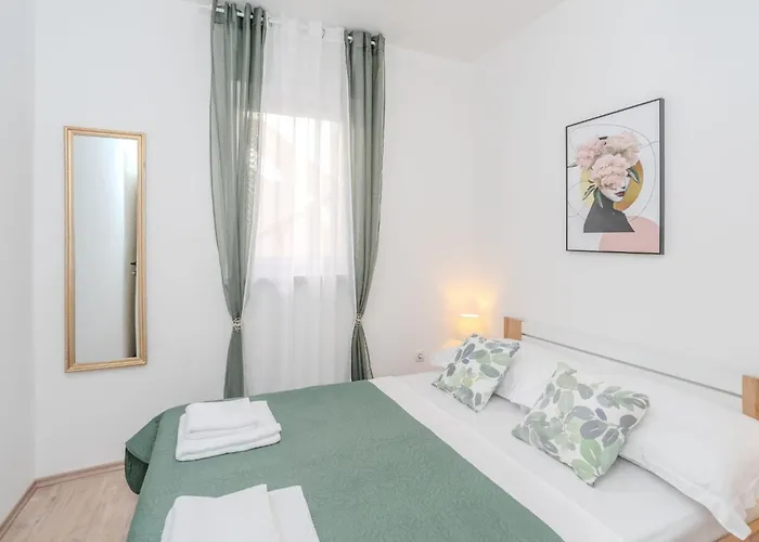 Plantosar By Interhome *