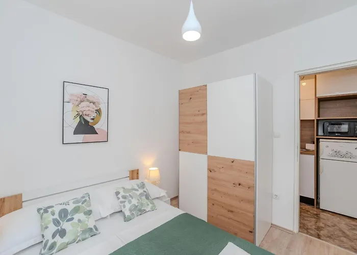 Plantosar By Interhome